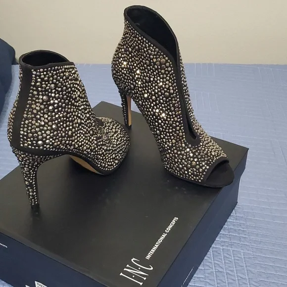 Shoes - Picture 4 of 8